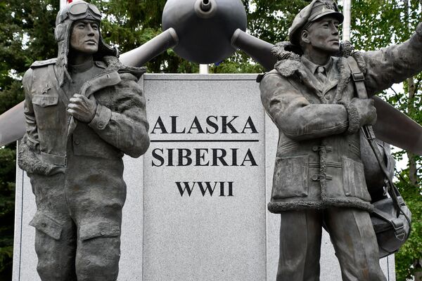 Помнік савецкім і амерыканскім лётчыкам у гонар праграмы ленд-лізу часоў Другой сусветнай вайны ў Грыфін-парку ў цэнтры горада Фэрбанкс на Алясцы. Помнік савецкім і амерыканскім лётчыкам у гонар праграмы ленд-лізу часоў Другой сусветнай вайны ў Грыфін-парку ў цэнтры горада Фэрбанкс на Алясцы. - Sputnik Беларусь
