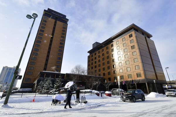 Anchorage Daily News звяртае ўвагу, што калі сусветныя лідары захочуць пакінуць межы аэрапорта, то могуць накіравацца ў атэль "Капітан Кук" у Анкорыджы (на фота).У апошнія гады тут прымалі як замежных лідараў, так і прэзідэнта ЗША – хоць і не адначасова. У атэлі добра ведаюць патрабаванні Сакрэтнай службы ЗША і службаў бяспекі замежных дзяржаў. Anchorage Daily News звяртае ўвагу, што калі сусветныя лідары захочуць пакінуць межы аэрапорта, то могуць накіравацца ў атэль "Капітан Кук" у Анкорыджы (на фота).У апошнія гады тут прымалі як замежных лідараў, так і прэзідэнта ЗША – хоць і не адначасова. У атэлі добра ведаюць патрабаванні Сакрэтнай службы ЗША і службаў бяспекі замежных дзяржаў. - Sputnik Беларусь