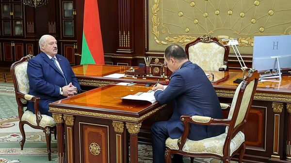Прэзідэнт Беларусі Аляксандр Лукашэнка прыняў з дакладам кіраўніка НББ Рамана Галоўчанку - Sputnik Беларусь