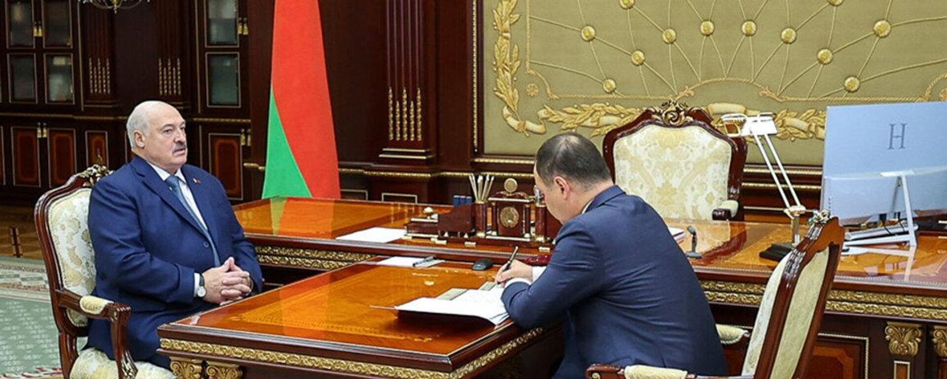 Прэзідэнт Беларусі Аляксандр Лукашэнка прыняў з дакладам кіраўніка НББ Рамана Галоўчанку - Sputnik Беларусь, 1920, 12.08.2025