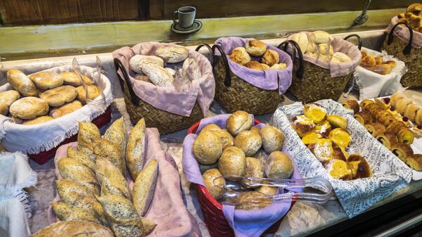 Корзины с выпечкой на завтраке в отеле - Sputnik Беларусь
