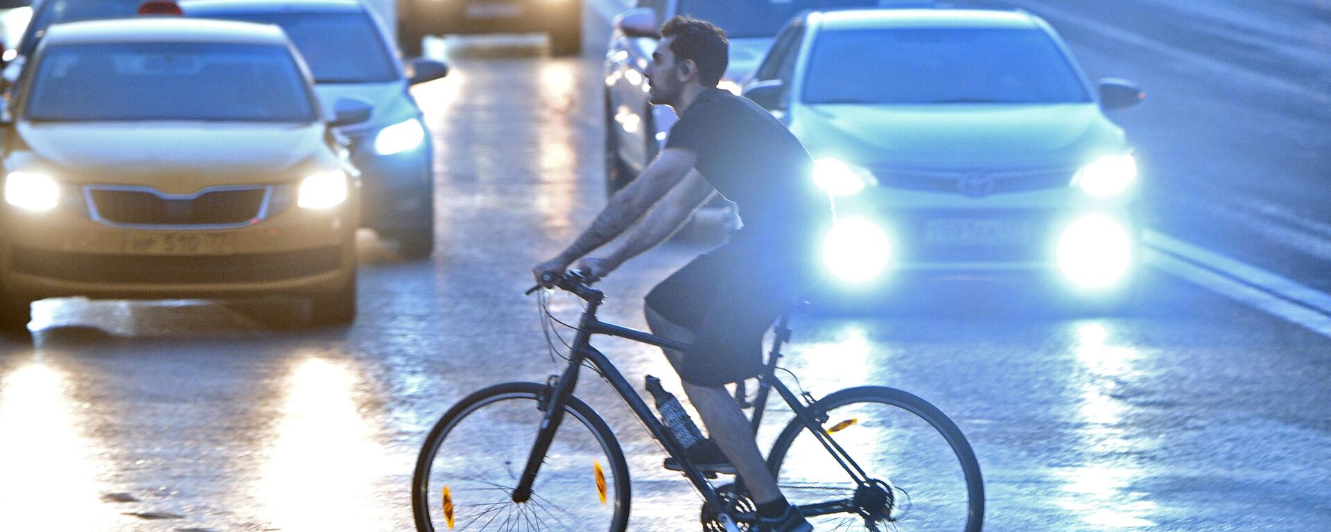 Велосипедист пересекает проезжую часть - Sputnik Беларусь, 1920, 12.08.2025