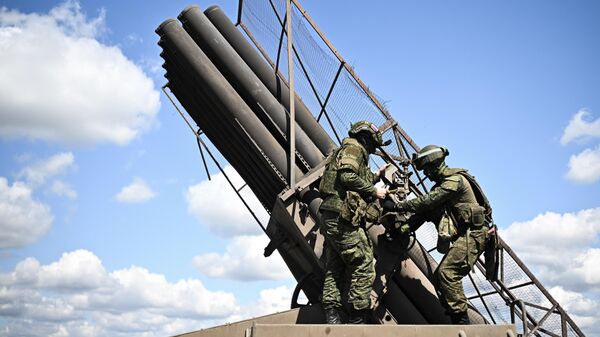 Боевая работа расчета установки РСЗО Ураган  - Sputnik Беларусь