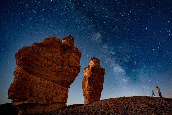 Метеоритный дождь Персеиды, запечатленный  у &quot;волшебных дымоходов&quot; Кушча в районе Джиханбейли города Конья, Турция. - Sputnik Беларусь