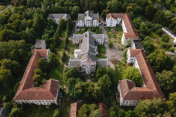 Снимок заброшенной психиатрической больницы Алленберг фотографа Андрея Белавина, представленный на фотовыставке С высоты птичьего полета - Sputnik Беларусь
