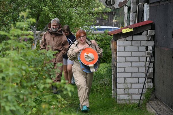 Старшыня рэспубліканскага ГА &quot;Беларускія пчаляры&quot; Анастасія Хаўрук з сям&#x27;ёй - Sputnik Беларусь