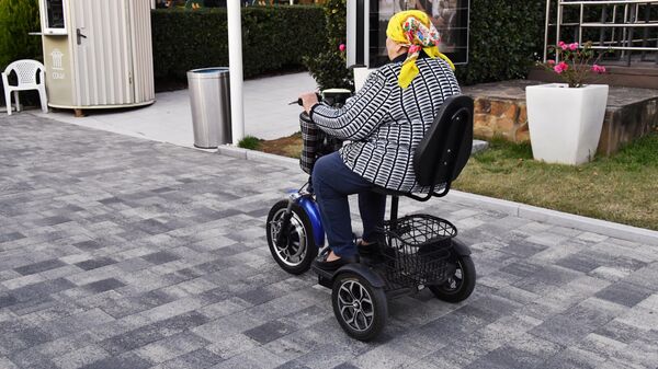 Женщина едет на электроскутере  - Sputnik Беларусь