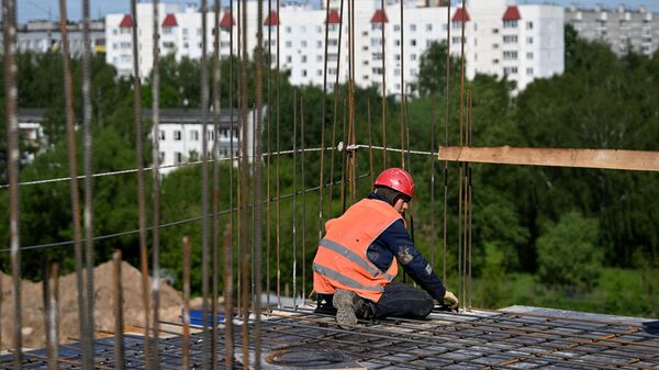Рабочий на строительстве жилого комплекса - Sputnik Беларусь