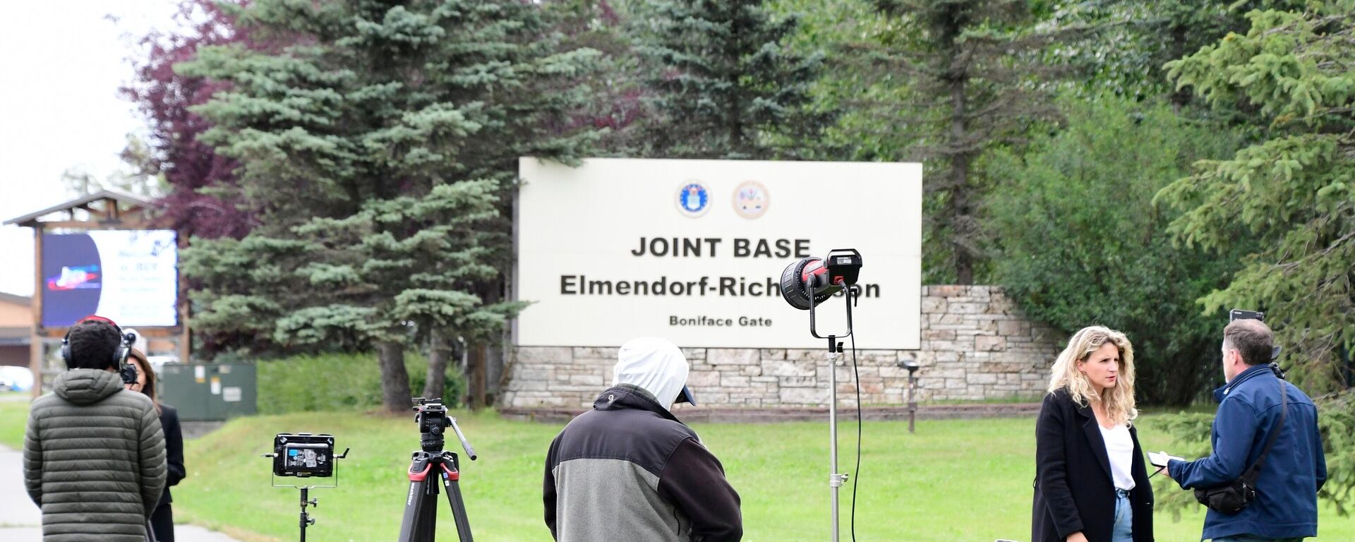 Журналисты у военной базы США Эльмендорф-Ричардсон - Sputnik Беларусь, 1920, 14.08.2025