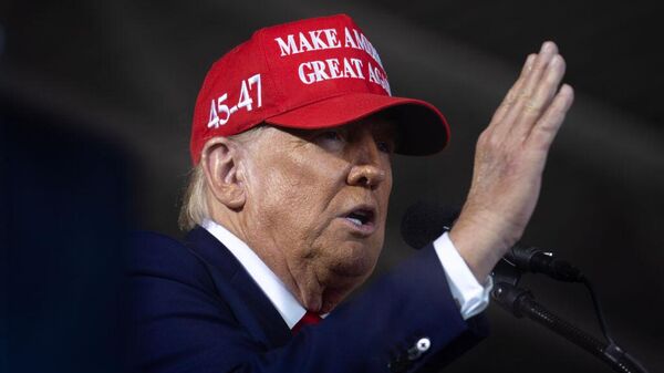 Трамп вылецеў з Вашынгтона на Аляску, дзе асабіста сустрэне Пуціна – відэа - Sputnik Беларусь