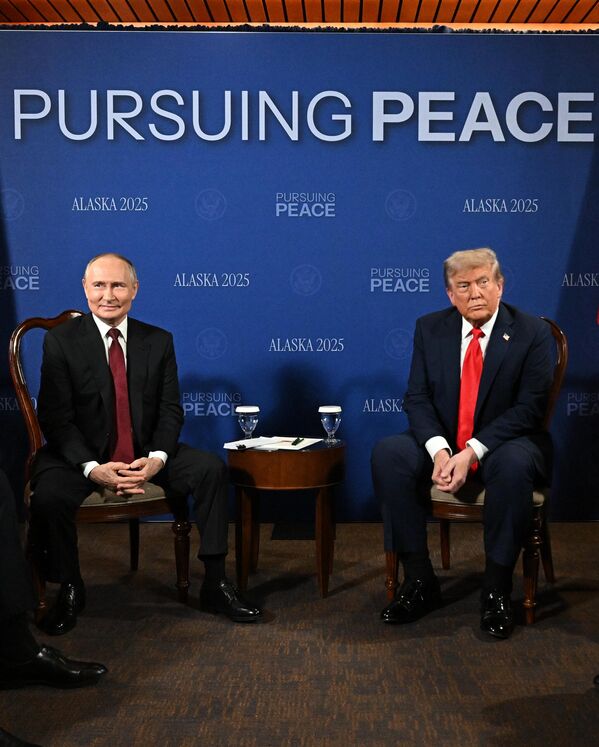 Президент РФ Владимир Путин и президент США Дональд Трамп перед стартом переговоров в узком составе. Президент РФ Владимир Путин и президент США Дональд Трамп перед стартом переговоров в узком составе. - Sputnik Беларусь