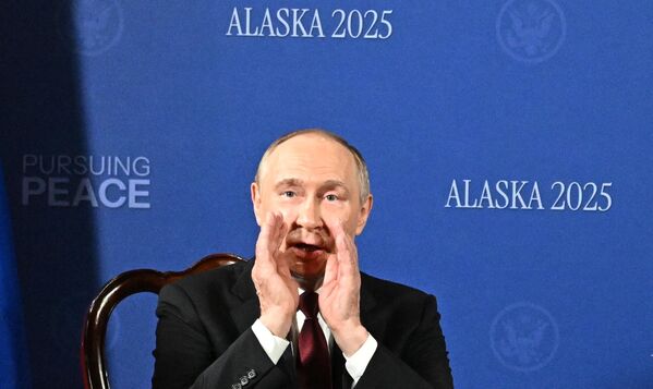 Кадр дня: президент РФ Владимир Путин перед началом переговоров пытался дозваться кого-то из зала. Кадр дня: президент РФ Владимир Путин перед началом переговоров пытался дозваться кого-то из зала. - Sputnik Беларусь