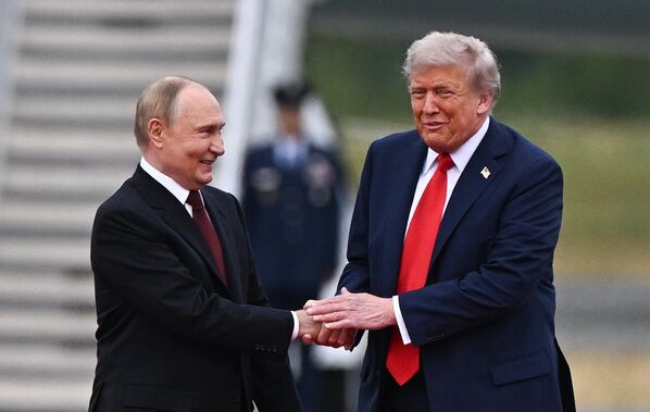 Историческое рукопожатие президентов России и США у трапа российского борта №1 по прибытии на Аляску Историческое рукопожатие президентов России и США у трапа российского борта №1 по прибытии на Аляску - Sputnik Беларусь