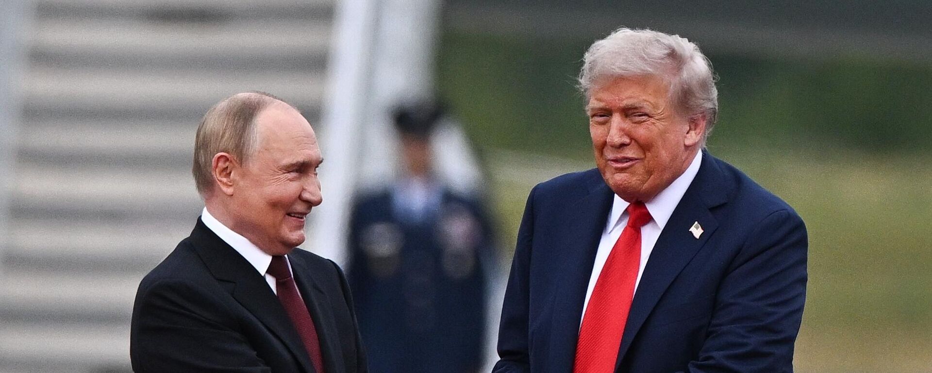 Гістарычны поціск рукі прэзідэнтаў Расіі і ЗША ля трапа расійскага борта №1 пасля прыбыцця на Аляску - Sputnik Беларусь, 1920, 16.08.2025