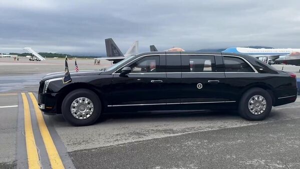 Главный автомобиль президента США — бронированный лимузин Cadillac "Зверь" (The Beast), на нем лидеры России и США уехали на переговоры. Главный автомобиль президента США — бронированный лимузин Cadillac "Зверь" (The Beast), на нем лидеры России и США уехали на переговоры. - Sputnik Беларусь