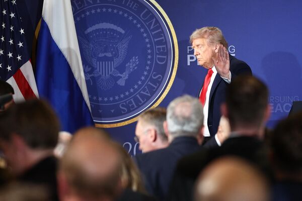 После совместной пресс-конференции президенты России и США не стали отвечать на вопросы журналистов, заявление Путина для СМИ длилось 8 минут, речь Трампа продолжалась всего 4 минуты. - Sputnik Беларусь