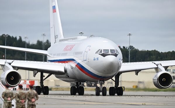 Визит российского президента на Аляску продлился 5 часов, из них 2 часа 45 минут продолжались переговоры с лидером США. На фото - самолет Владимира Путина на аэродроме базы Элмендорф-Ричардсон на Аляске. - Sputnik Беларусь