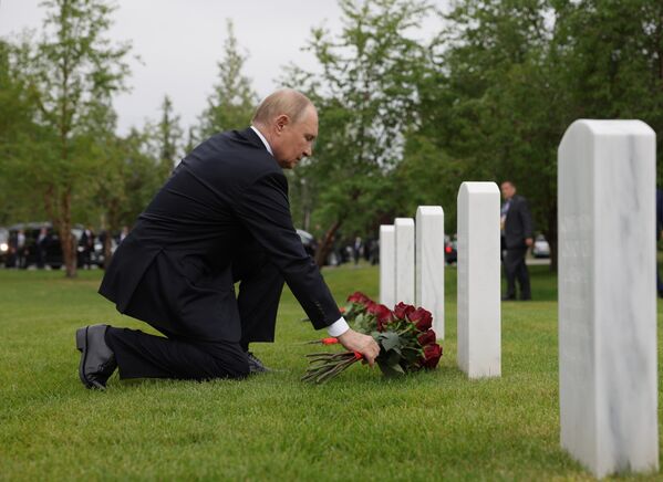 После переговоров с Дональдом Трампом Владимир Путин возложил цветы к могилам советских воинов на мемориальном кладбище &quot;Форт Ричардсон&quot; на Аляске. - Sputnik Беларусь