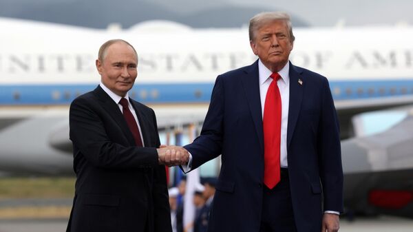 Прэзідэнт РФ Уладзімір Пуцін і прэзідэнт ЗША Дональд Трамп падчас сустрэчы на ваеннай базе Эльмендорф-Рычардсан на Алясцы - Sputnik Беларусь