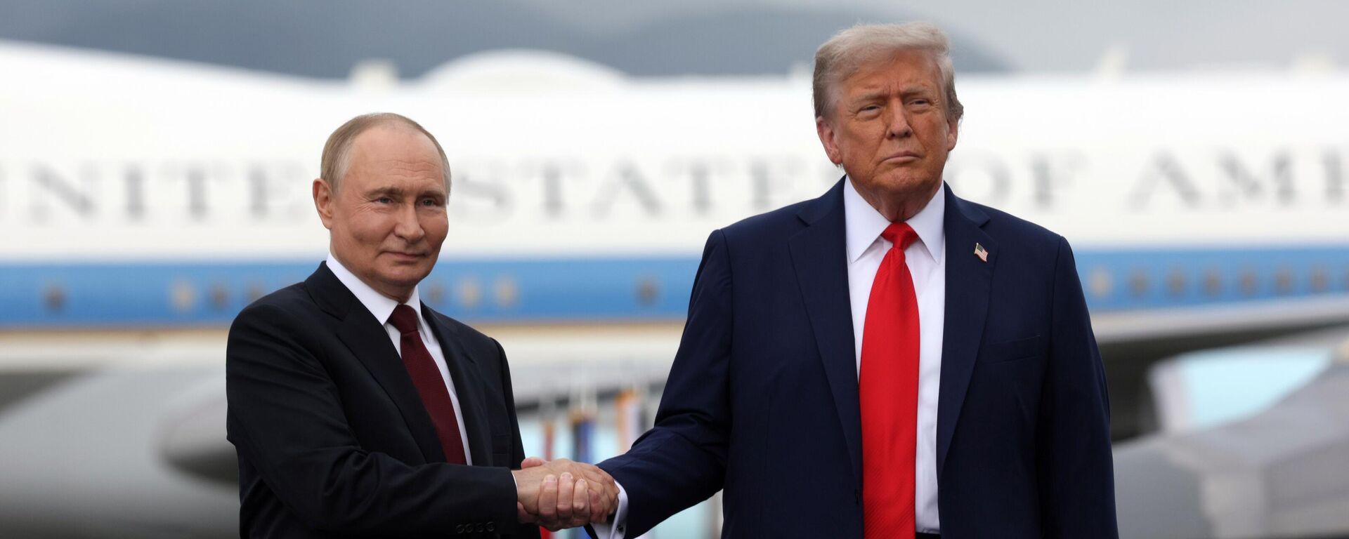 Прэзідэнт РФ Уладзімір Пуцін і прэзідэнт ЗША Дональд Трамп падчас сустрэчы на ваеннай базе Эльмендорф-Рычардсан на Алясцы - Sputnik Беларусь, 1920, 16.08.2025