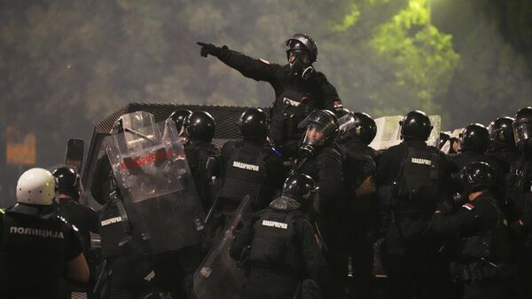 Сербские жандармы во время антиправительственной акции протеста возле офиса Сербской прогрессивной партии в Белграде - Sputnik Беларусь