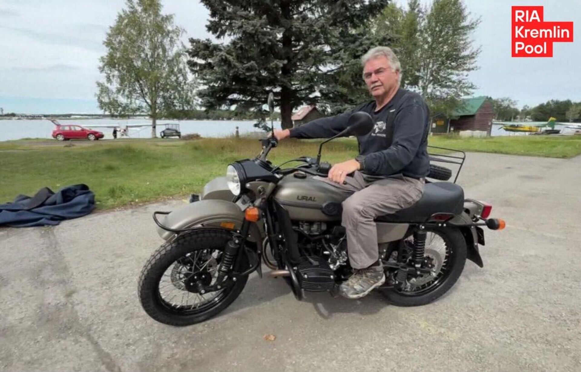 Мотоцикл Урал, который Владимир Путин передал в качестве подарка мотолюбителю с Аляски - Sputnik Беларусь, 1920, 18.08.2025