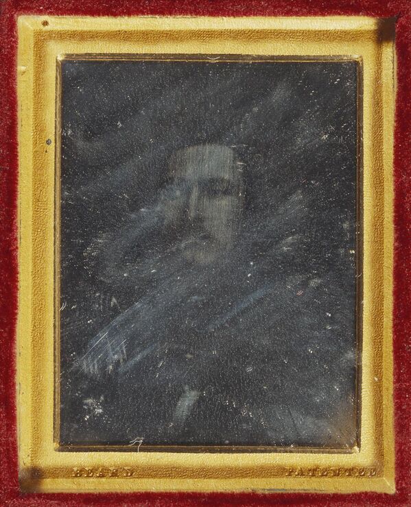 Первая фотография царской особы – 1842 год. Первым запечатленным на фото членом королевской семьи стал муж королевы Виктории – принц Альберт. До этого монарших особ увековечивали только на дорогих живописных портретах.Дагерротип помещен в темно-коричневый кожаный футляр с внутренней стороны обитый красным бархатом. На крышке золотыми буквами вытиснено &quot;P. A. Feb 1842&quot;, а под дагерротипом – &quot;Beard Patented&quot;. Это первая известная сохранившаяся фотография члена британской королевской семьи. Принц Альберт посетил студию Уильяма Констебля в Брайтоне, и заказал портрет. Этот дагерротип был доставлен королеве несколько дней спустя. В своей записи в дневнике от 6 марта королева Виктория отметила: &quot;Видела фотографии, которые довольно хороши&quot;. - Sputnik Беларусь