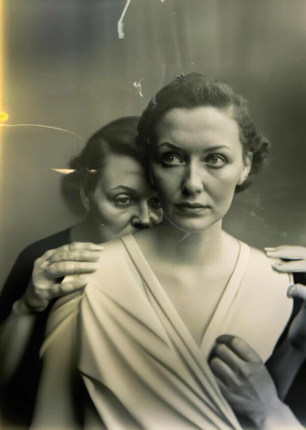 Первая созданная с помощью нейросети фотография, победившая в престижном фотоконкурсе — 2022 год. Немецкий фотохудожник Борис Эльдагсен принял участие в фотоконкурсе Sony World Photography Award, представив на суд жюри работу под названием “Псевдомнезия: Электрик” (“Pseudomnesia: The Electrician”) и победил в номинации &quot;Свободное творчество&quot;. Награду фотограф получать отказался, потому что его работа не является настоящим фото. По словам фотографа, он просто хотел проверить, готов ли конкурс к такой ситуации, и был удивлен, что жюри конкурса не заметило недостатки изображения и присудила ему победу. - Sputnik Беларусь