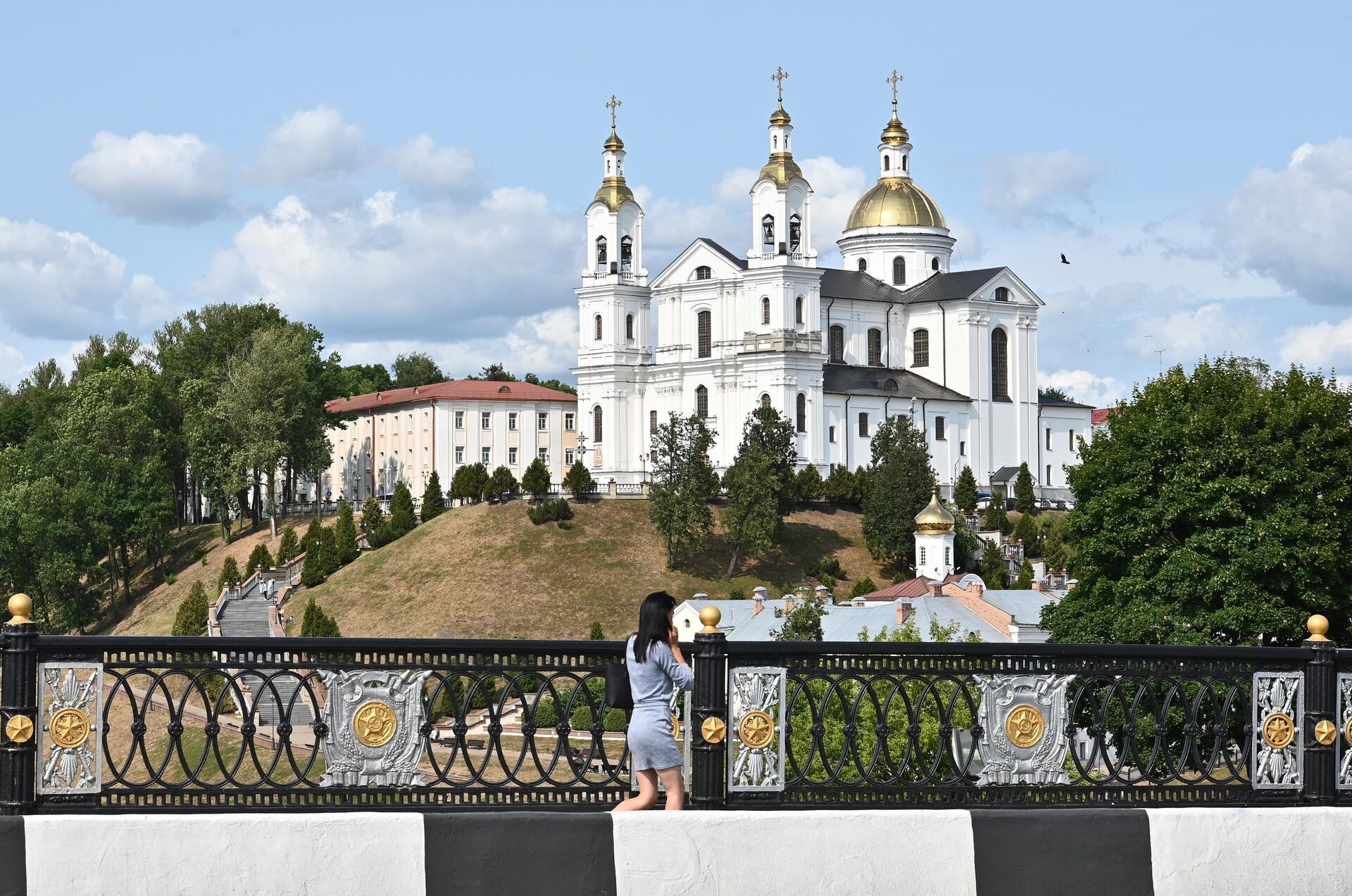 Свято-Успенский кафедральный собор на берегу Западной Двины в Витебске - Sputnik Беларусь, 1920, 19.08.2025