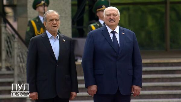 Чырвоная дарожка і варта: як сустракалі прэзідэнта Ірана ў Мінску – відэа - Sputnik Беларусь