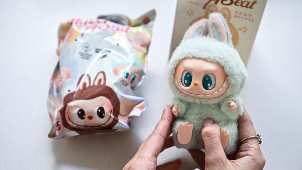 Игрушка-брелок от китайского бренда Pop Mart Лабубу  - Sputnik Беларусь