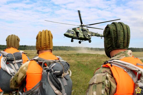 Белорусские спецназовцы отработали десантирование на воду - Sputnik Беларусь