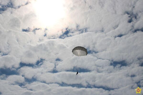 Белорусские спецназовцы отработали десантирование на воду - Sputnik Беларусь