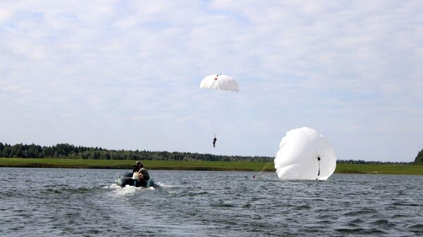 Белорусские спецназовцы отработали десантирование на воду - Sputnik Беларусь