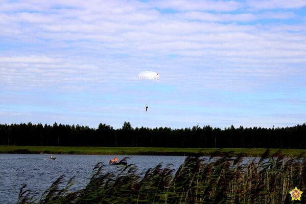 Белорусские спецназовцы отработали десантирование на воду - Sputnik Беларусь