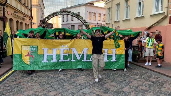 Целая площадь фанатов: как Гродно болел за Неман в матче Лиги конференций - Sputnik Беларусь