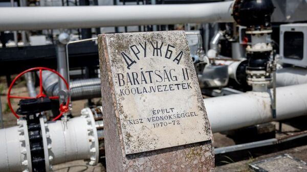 Памятник нефтепроводу Дружба-2 на нефтеперерабатывающем заводе Дуна в Сазхаломбатте, Венгрия - Sputnik Беларусь