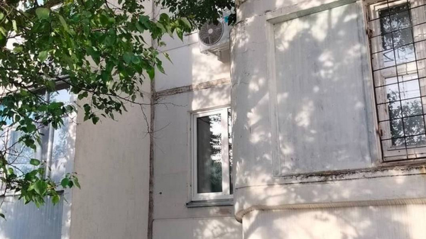 Ребенок выпал из окна многоэтажки в Гомеле - Sputnik Беларусь