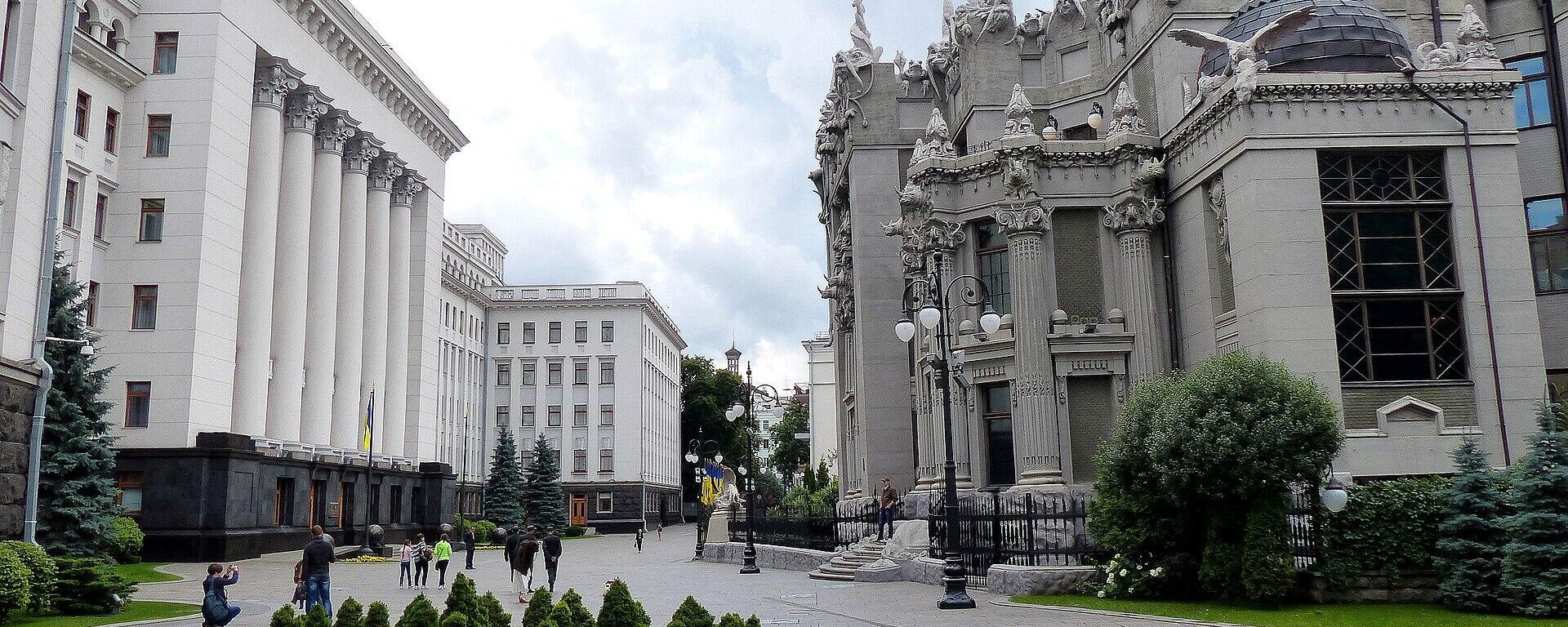 Офіс прэзідэнта Украіны (злева) і Дом з хімерамі (справа) на вуліцы Банкавай у Кіеве - Sputnik Беларусь, 1920, 03.09.2025