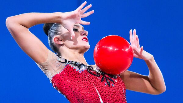 Алина Горносько выполняет упражнение с мячом - Sputnik Беларусь