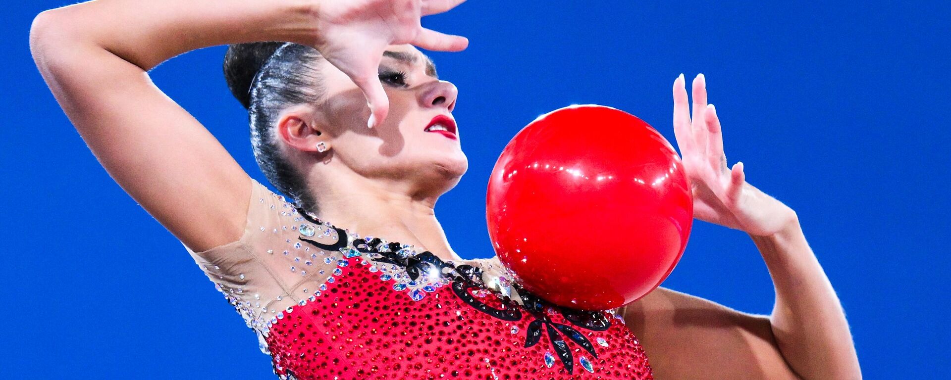 Алина Горносько выполняет упражнение с мячом - Sputnik Беларусь, 1920, 05.01.2026