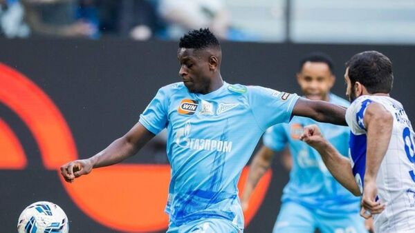 Футболист Зенита бразилец Луис Энрике в матче шестого тура чемпионата России против махачкалинского Динамо  - Sputnik Беларусь