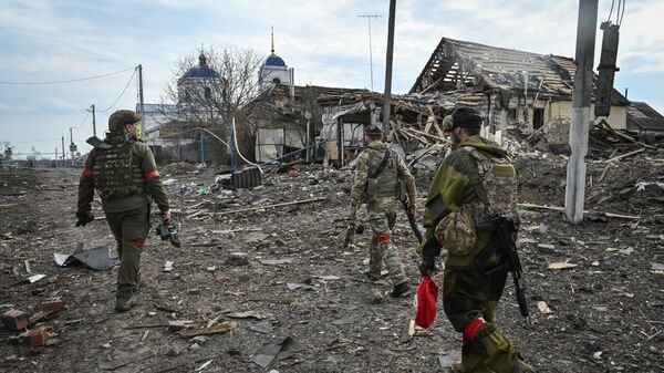 Военнослужащие ВС РФ в освобожденном селе Гончаровка в Курской области - Sputnik Беларусь