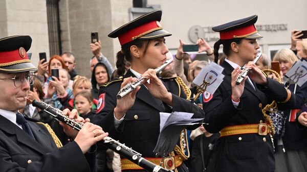 Шествие участников военно-музыкального фестиваля Спасская башня - Sputnik Беларусь