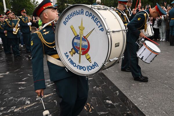 Шествие участников военно-музыкального фестиваля Спасская башня - Sputnik Беларусь