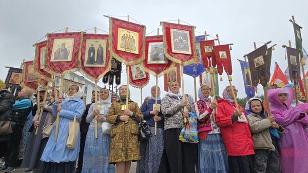 З малітвамі і выявамі святых: хрэсны ход дайшоў з Жыровіч да Мінска – відэа - Sputnik Беларусь