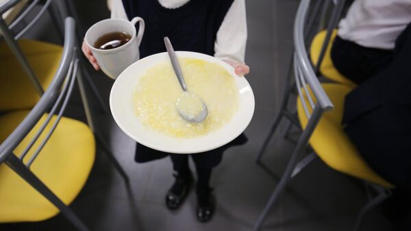 Школьница несет тарелку с кашей - Sputnik Беларусь