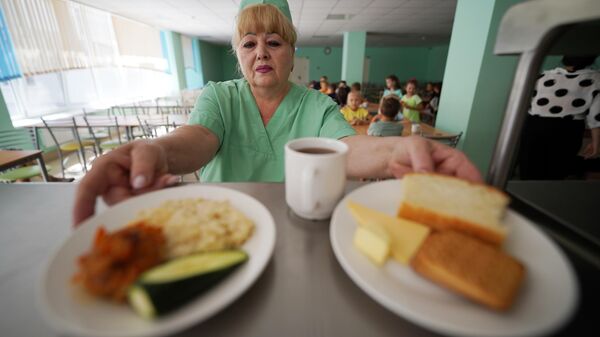 Сотрудница в столовой  - Sputnik Беларусь