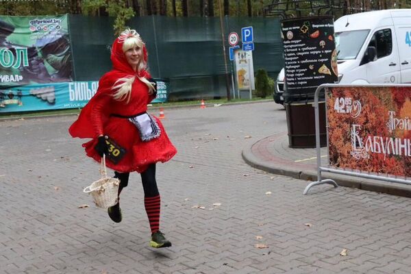 На марафонах Ольга любит представать в ярких и необычных образах. - Sputnik Беларусь