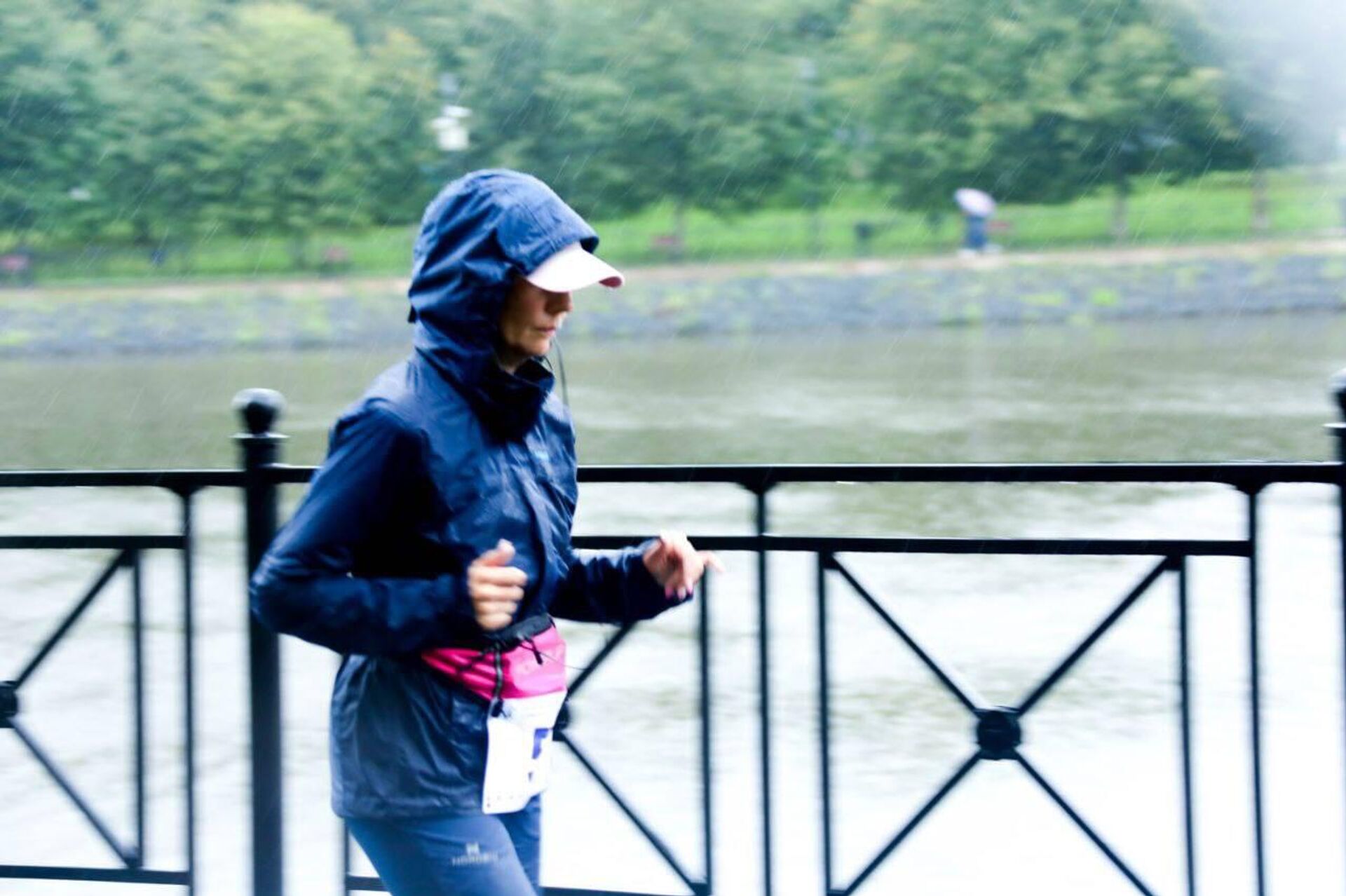 Ольга усердно преодолевала километры на ультрамарафоне несмотря на дождь. - Sputnik Беларусь, 1920, 27.08.2025